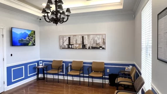 Desain Wainscoting Untuk Ruang Tamu Kecil: Elegan dan Hemat Tempat