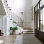 Menampilkan Profil Wall Moulding untuk Area Tangga Rumah