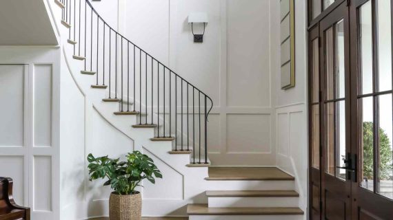 Menampilkan Profil Wall Moulding untuk Area Tangga Rumah