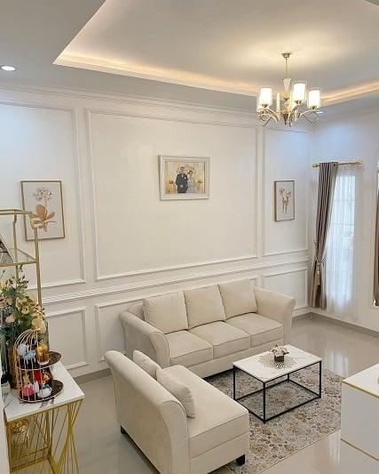 wall moulding putih ruang tamu